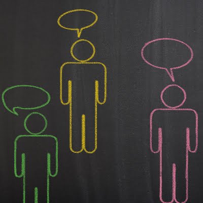 Imagen de figuras humanas caricaturescas con globos de texto sobre sus cabezas.
