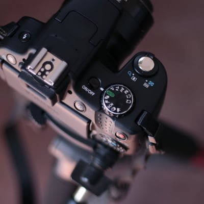 Imagen de un plano detalle de una cámara fotográfica.