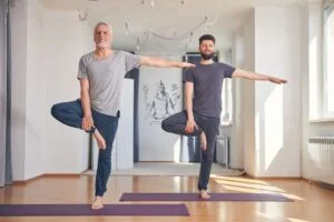 dos hombres practicando yoga