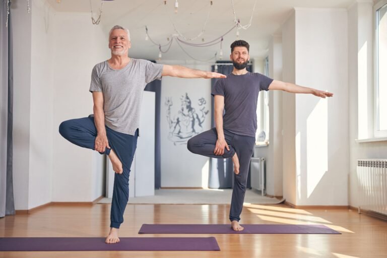 dos hombres practicando yoga