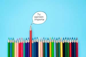 Varios lápices de colores donde uno destaca