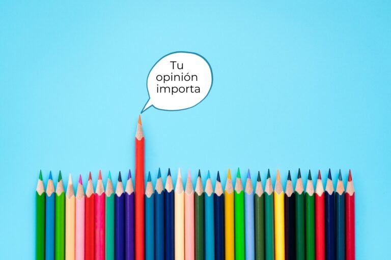 Varios lápices de colores donde uno destaca