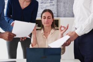 estrés en una mujer que hace un gesto de yoga