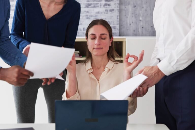 estrés en una mujer que hace un gesto de yoga