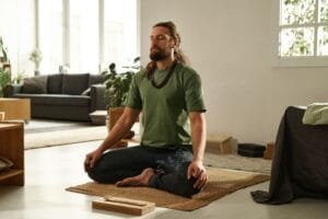 meditando: un hombre haciendo meditación