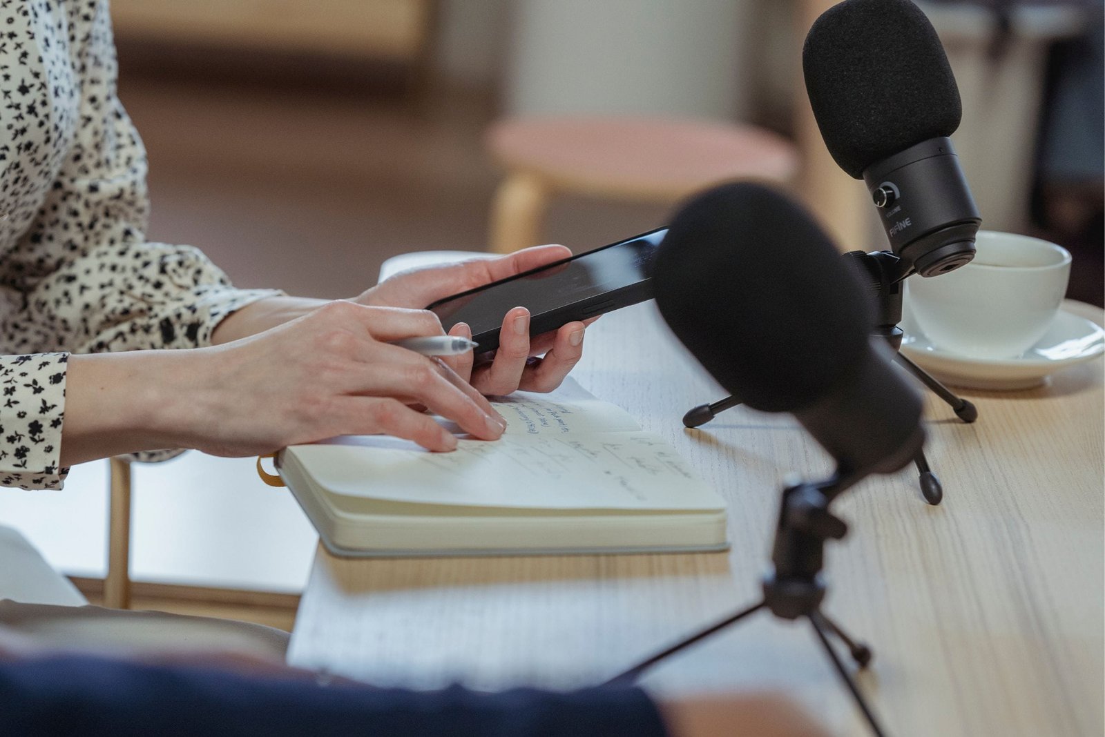 mujer periodista tomando notas