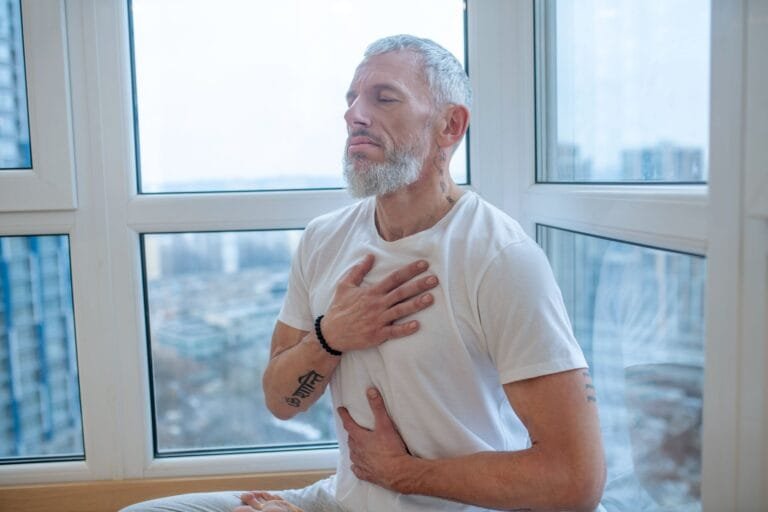 Respiración un hombre con las manos en el pecho y el abdomen